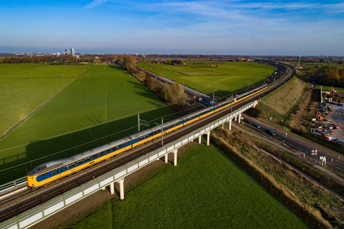 De Hanzelijn bij Zwolle waar vanaf 2023 supersnelle treinen gaan rijden richting de Randstad en Breda.