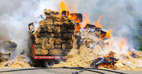 Vrachtwagen vol hooibalen in brand op N279 bij Ommel, weg urenlang dicht - Eindhovens Dagblad
