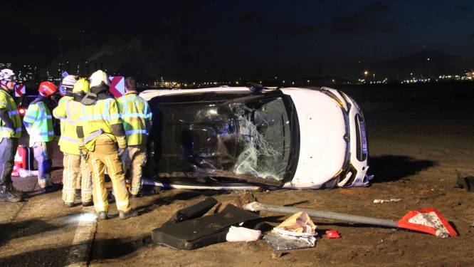 Bestuurder gaat uit de bocht: brandweer moet inzittende uit wrak bevrijden