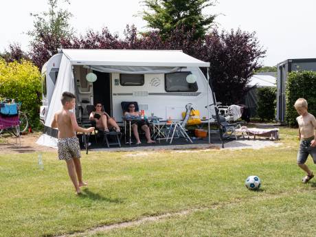 Vlucht naar Spanje is onbetaalbaar, dus zoeken we de camping op: ‘Vakanties schrappen doen we niet’
