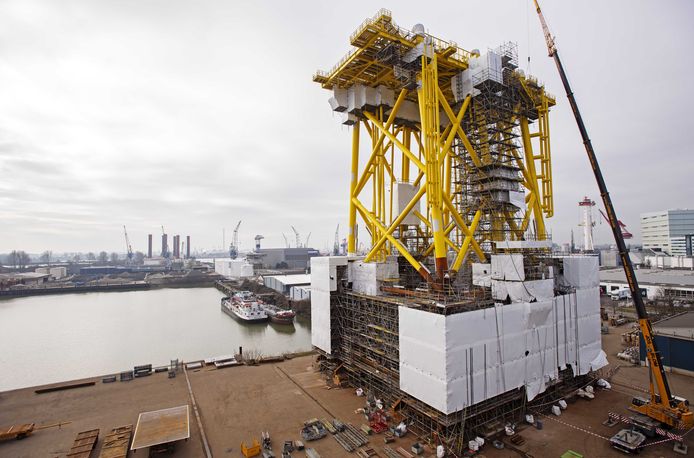 Het eerste onderstel van  twee offshore transformatorplatformen voor windpark Borssele staat al op de Noordzee. Bij HSM in Schiedam wordt hard gewerkt aan het tweede onderstel, die 71 meter hoog wordt.