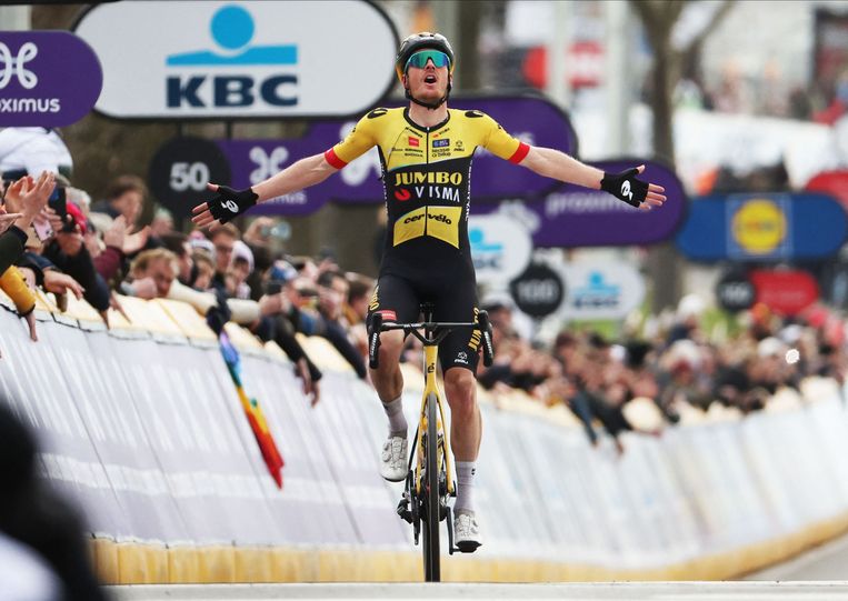 Dylan van Baarle viert zijn overwinning. Beeld AFP