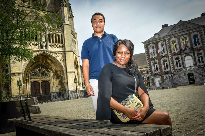 Mama Sophie En Broer Emile De Superfans Van Cyriel Dessers Wij Dachten Dat Hij Jurist Zou Worden Speeldag 2 Jupiler Pro League Hln Be