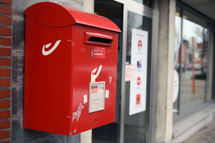 Bourgeon het laatste logica Rode brievenbus van Bpost verplaatst van Tramstraat naar Meersstraat |  Destelbergen | hln.be