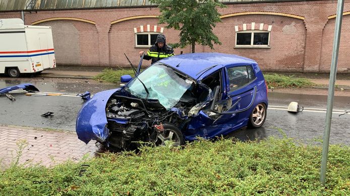 De auto liep flinke schade op bij de aanrijding aan de Nijverdalse Grotestraat.