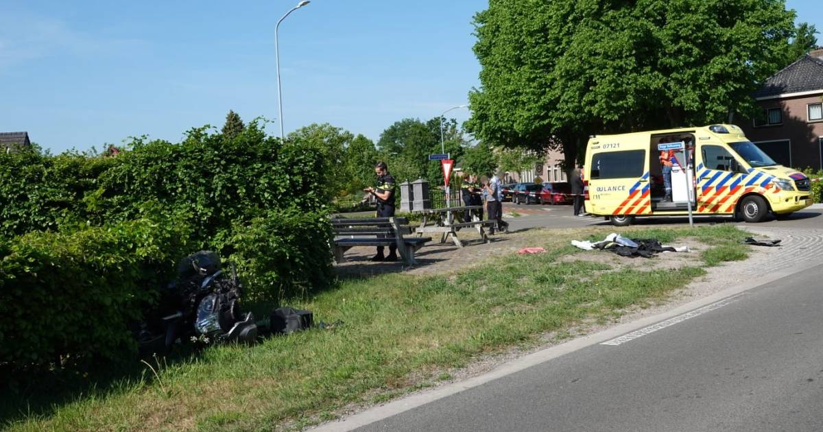 Motorrijder raakt zwaargewond bij botsing met jongen in brommobiel.