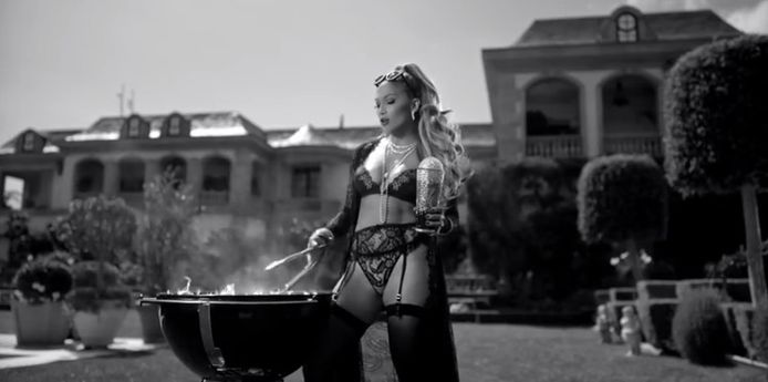 Jennifer Lopez staat in lingerie een steak te bakken.