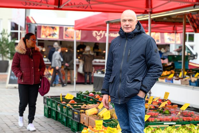 Edwin Hofs van StiMa ( Stichting Markten Schouwen-Duiveland) op de weekmarkt in Zierikzee. Als 17-jarige kreeg hij een vakantiebaantje in de groente- en fruitkraam van Wim Westveer uit Oud-Sabbinge. Westveer denkt nog altijd met StiMa mee