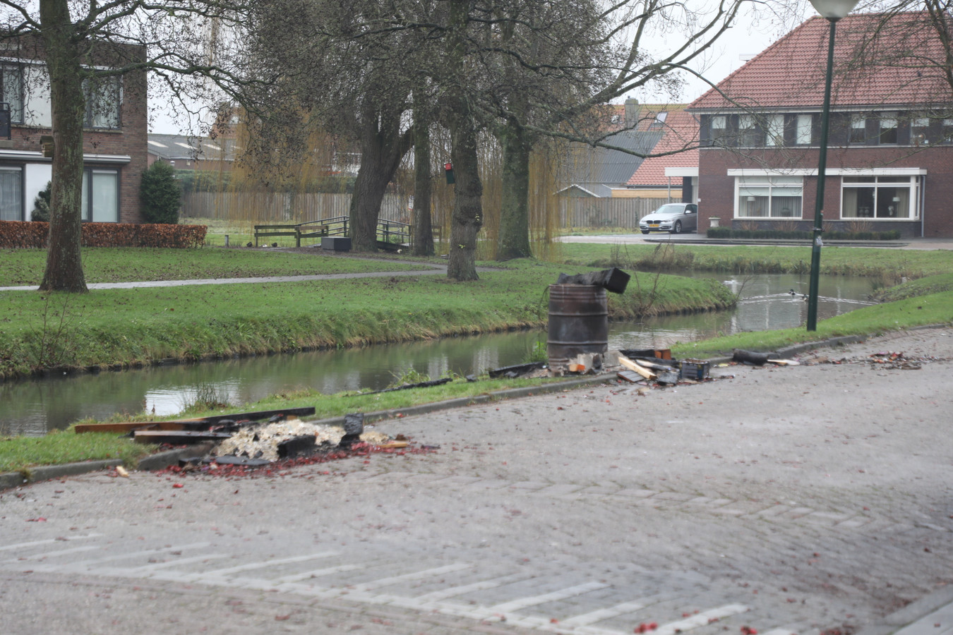 Brandplekken, autowrakken en rook zo ziet de nasleep van nieuwjaar in