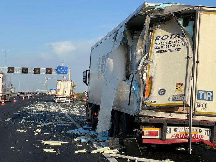 De vrachtwagens hebben een deel van hun lading verloren op de A1.