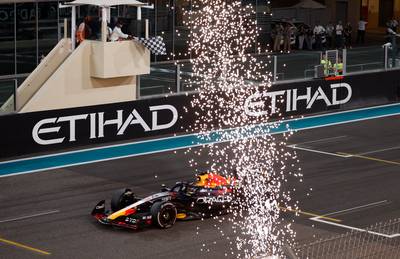 Wereldkampioen Verstappen sluit af in stijl met sterkste race van het seizoen