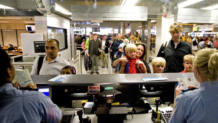 Naast de traditionele paspoortcontrole, moeten reizigers op Schiphol over twee jaar ook simpelweg alle controles kunnen passeren door hun gezicht te laten zien Beeld anp