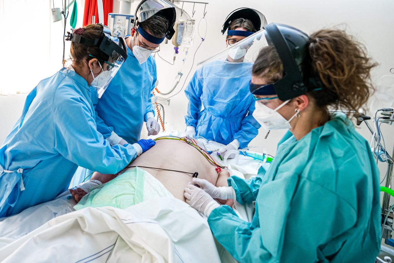 Verplegers zijn druk bezig met een coronapatient op de Intensive Care van het Catharina Ziekenhuis in Eindhoven.