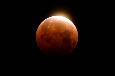 Spectaculaire éclipse lunaire totale cette nuit: quand et comment l’observer?