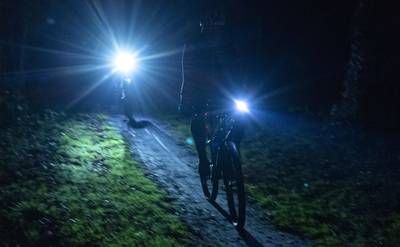 Mountainbi­kers sjezen met grote lamp door donker bos: Nunspeet grijpt in