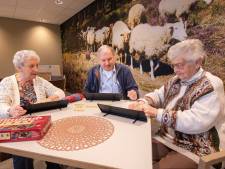 Na het zuur komt het zoet voor bewoners Mandala in Apeldoorn: ‘Met de nieuwe ontmoetingsplek zijn we beter af’
