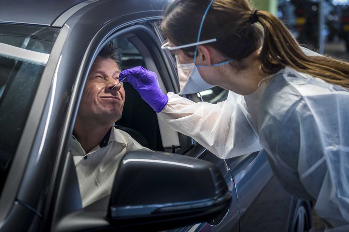 Meer mensen melden zich met klachten bij de teststraten, het percentage positieve tests loopt op. De regio Midden- en West-Brabant keerde deze maand weer terug in risiconiveau 'zeer ernstig'. De foto is buiten deze regio elders gemaakt.