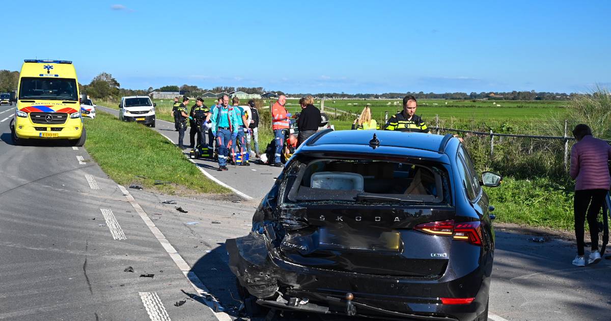 Bedrijfsauto en brommerrijder in sloot na ernstig ongeval in Egmond aan den Hoef, bestuurder aangeho