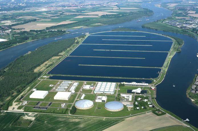 Drinkwaterzuivering de Berenplaat. Rechts het Spui en Oud-Beijerland.