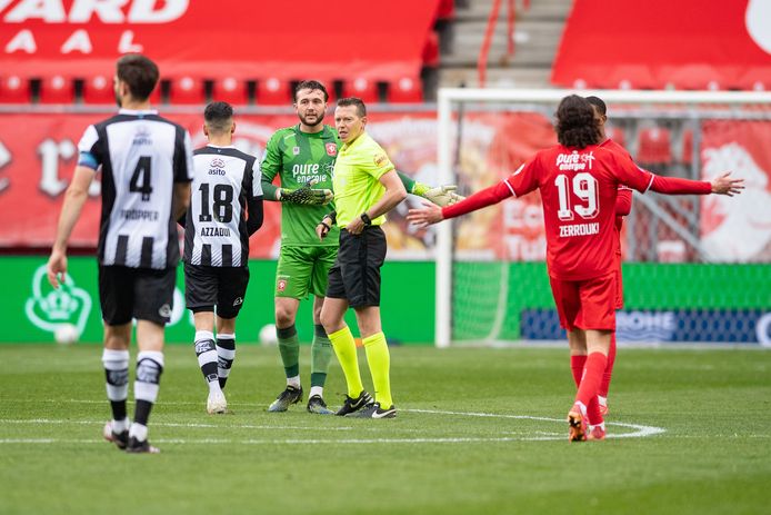 FC Twente-doelman Joël Drommel haalt verhaal bij scheidsrechter Allard Lindhout na de omstreden VAR-beslissing in het thuisduel met Heracles Almelo.