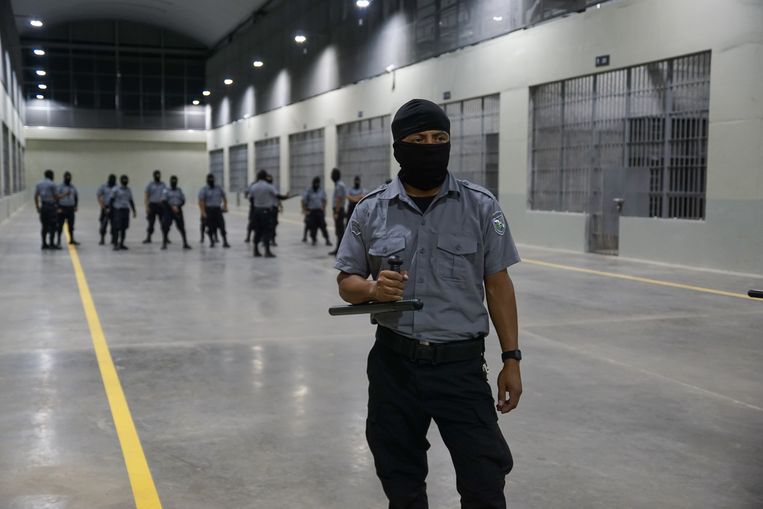 Bewakers in het terroristencomplex in San Vicente in El salvador bewaken de cellen van deze gevangenis. Beeld Getty Images