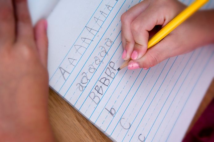 Schoonschrift wordt niet meer onderwezen in de lagere school.