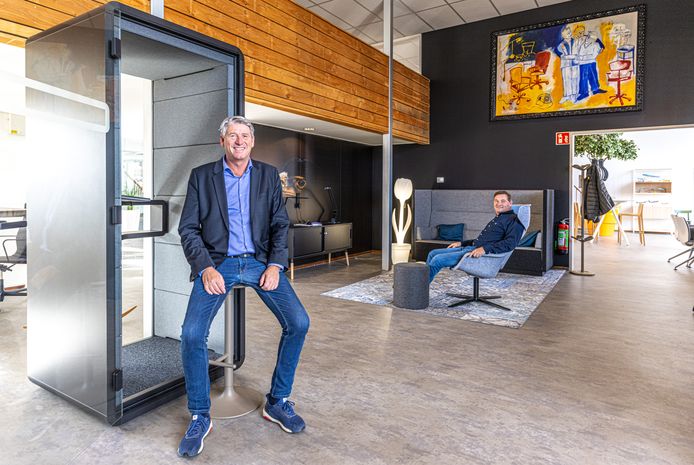 Tom van Bijsterveld voor de akoestische cabine. ,,Ze worden per tientallen verkocht aan grotere werkgevers.’’ Op de achtergrond broer Pieter van Bijsterveld.