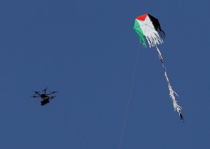 Een Israëlische drone vliegt vlakbij een Palestijnse kite.
