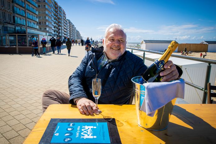 Burgemeester Jean-Marie Dedecker (LDD) met champagne op de dijk van zijn Middelkerke (archieffoto van 15 april).