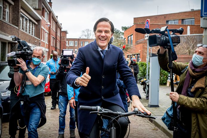 Ook premier Mark Rutte ging stemmen, en had er alle vertrouwen in. Volgens de peilingen blijft zijn partij VVD de grootste.