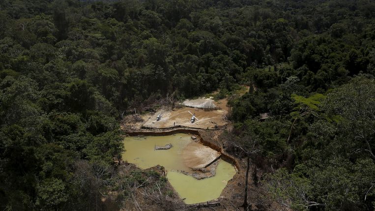 Een illegale goudmijn in het Braziliaanse Amazonewoud. Beeld reuters