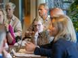 Ilse Nijeboer luistert aandachtig naar de sprekers tijdens een bezoek van minister Conny Helder aan Zwolle.