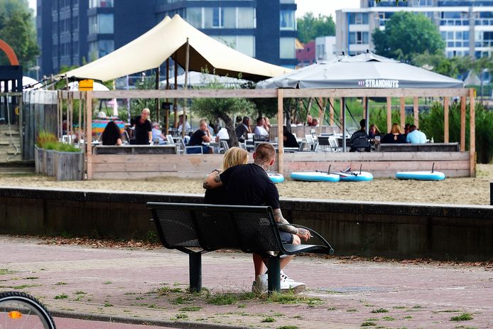 Het Strandhuys is weer open, nadat er corona was geconstateerd bij een medewerker. De Boulevard zelf is vrij uitgestorven.