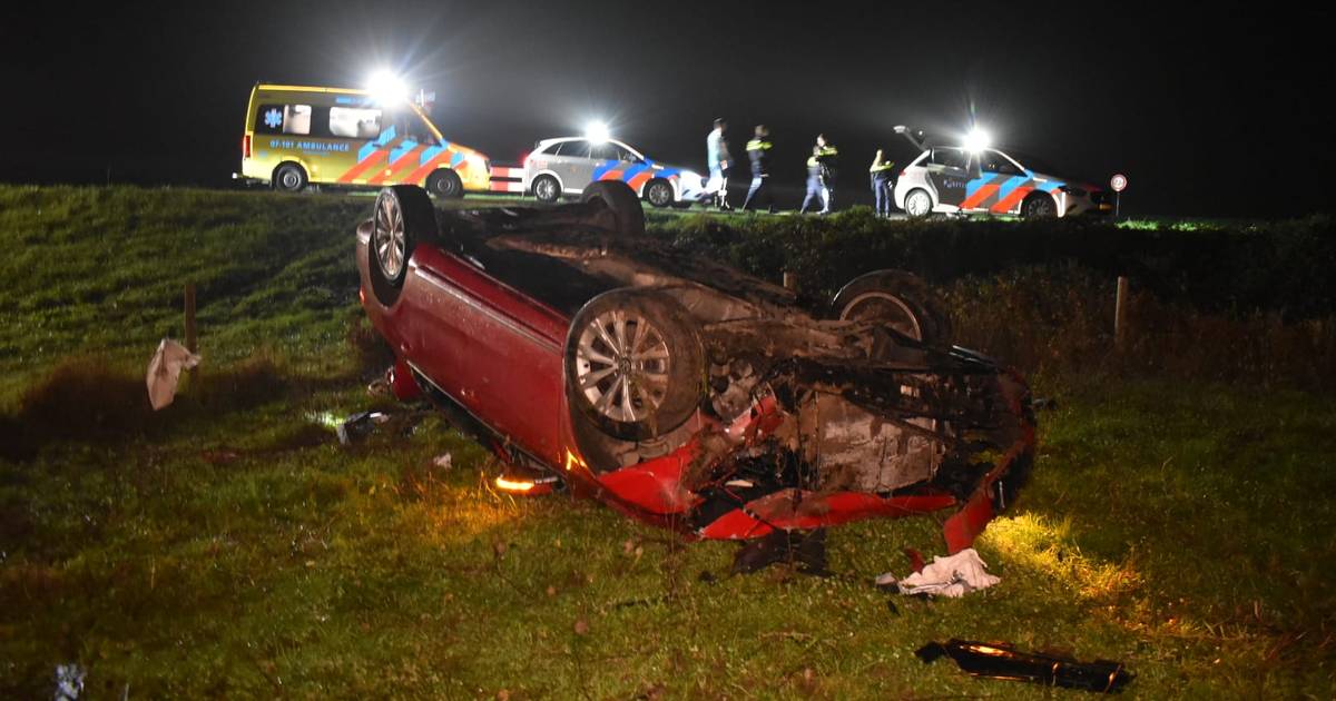 Auto raakt van dijk en belandt op dak in weiland bij Haalderen