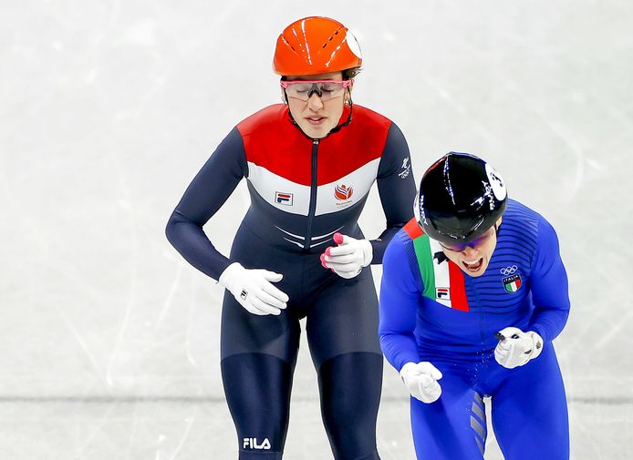 Suzanne Schulting komt iets later over de streep dan Arianna Fontana.