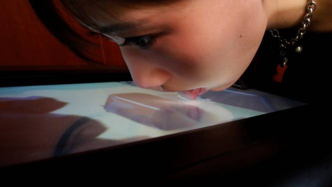 Japanse wetenschapper vindt ‘likbaar’ scherm uit: “Het smaakt naar chocolade”