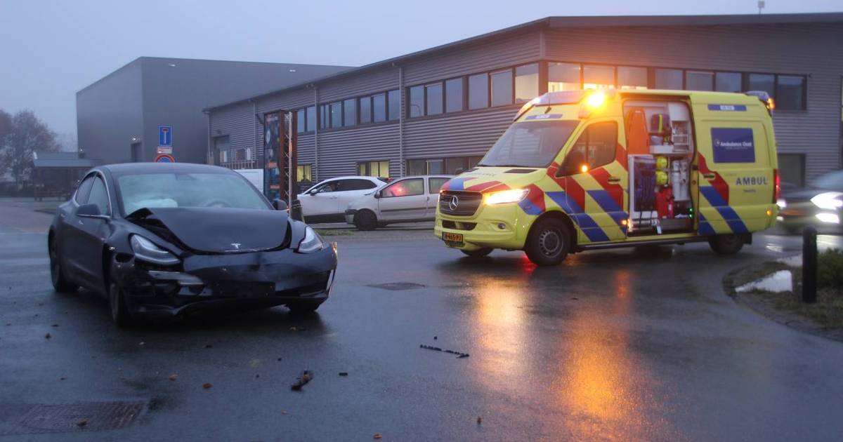 Tesla in de kreukels na botsing met bedrijfsbus in Enter.