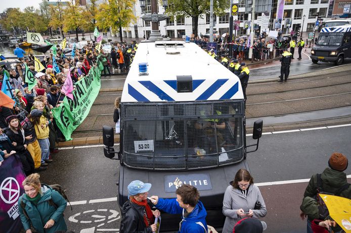 Demonstranten van Extinction Rebellion in Amsterdam.