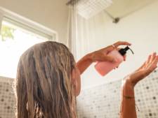 Is het beter om ’s ochtends of ’s avonds te douchen? Dit zeggen dermatologen