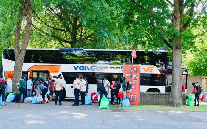 De aankomst van de groep asielzoekers in Heeze vorige maand. In sporthal De Pompenmakers werden 105 asielzoekers voor drie weken opgevangen.