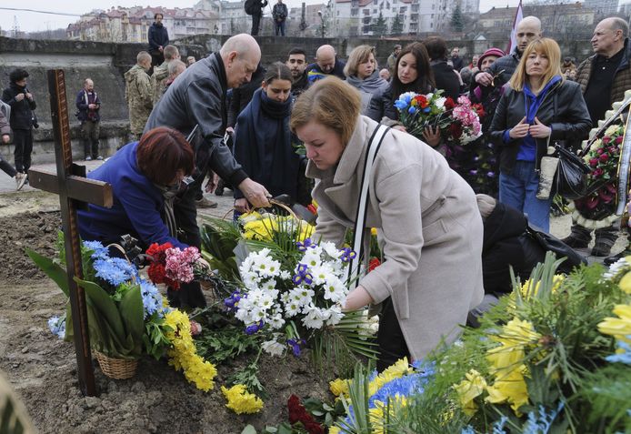 Oekraïners nemen afscheid van hun geliefden in Lviv.