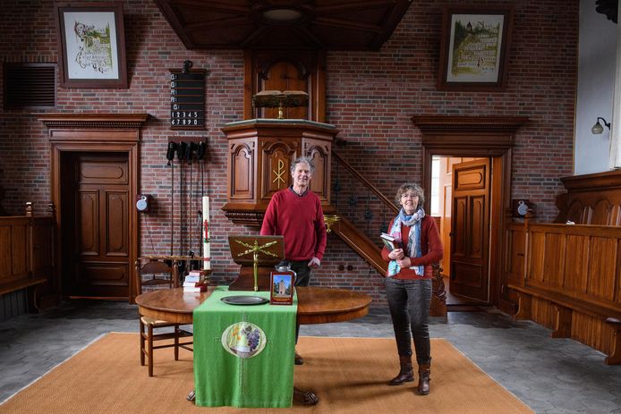 Henk Sieben en Betsy te Velthuis met exemplaren van het boekje ‘De geschiedenis van de Antonius door de eeuwen heen’.
