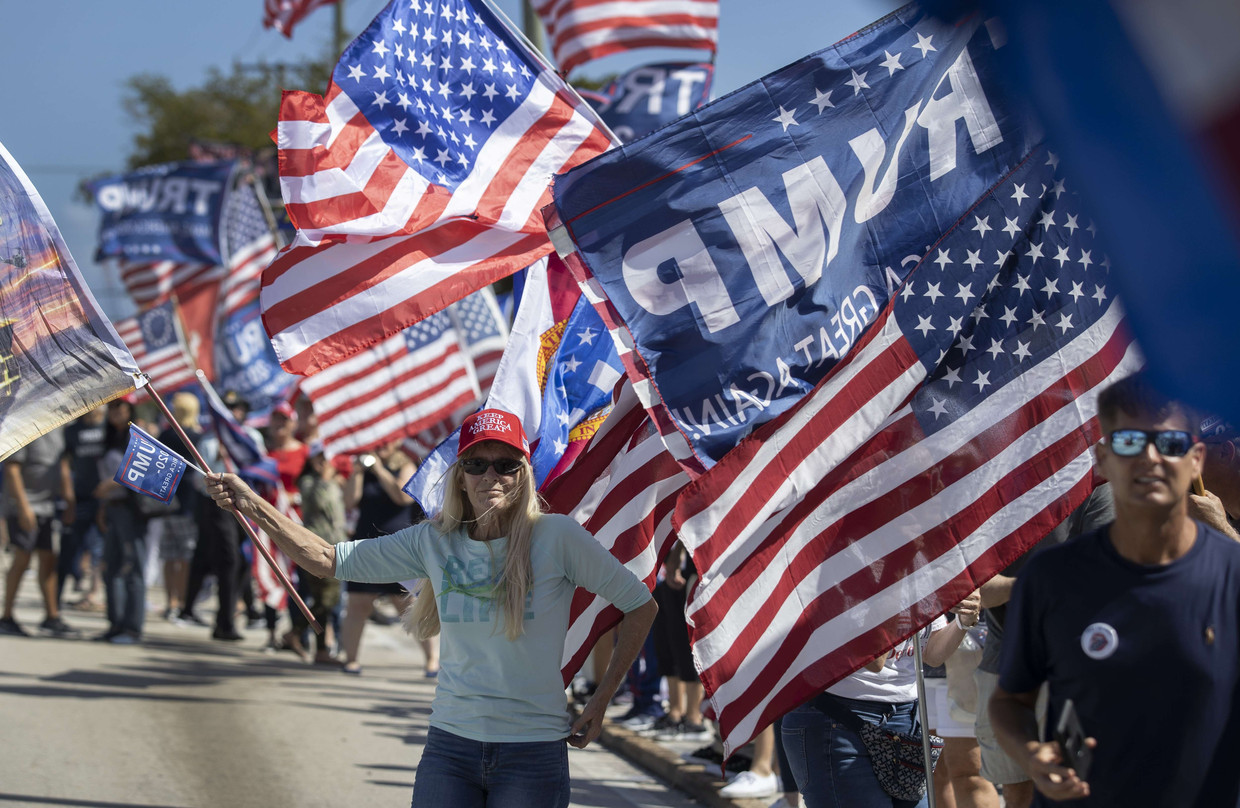 Donald Trump fans lined the road in West Palm Beach on February 15th, hoping to catch a glimpse of the former president.  AFP photo