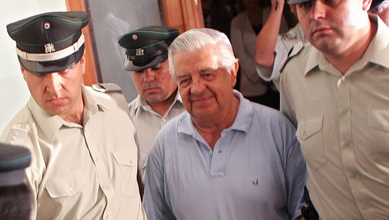 Manuel Contreras in 2005 voor Tribunal Palace, waar hij tien jaar daarvoor veroordeeld werd voor meerdere schendingen van de rechten van de mens. Beeld EPA