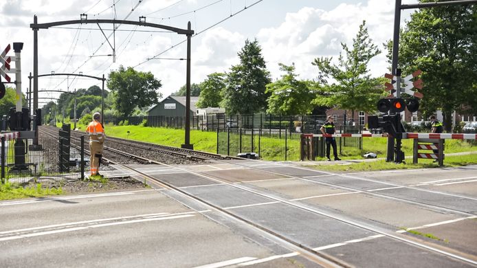Auto botst tegen trein in Rijen