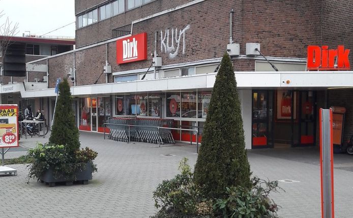 Gecombineerd met de naam van de Krimpense supermarkt staat er nu 'Dirk Kuyt'.