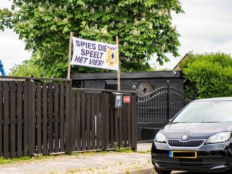 Vlagprotest om mogelijke opvanglocaties vluchtelingen aan de Steekterweg