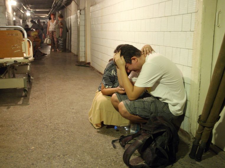 Inwoners van Donetsk schuilen en troosten elkaar. Beeld epa