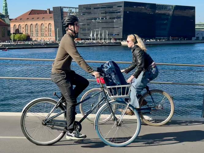 Voor Denen is fietshelm heel normaal: ‘Doe die helm af, jullie zien er idioot uit, hoorden we in Amsterdam’