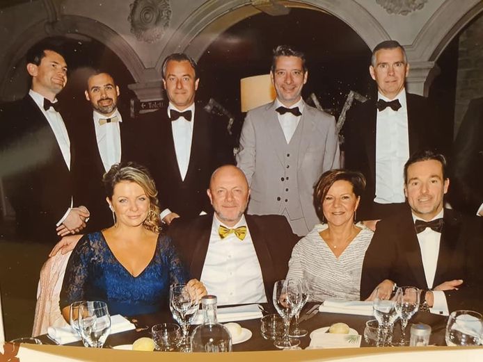 Stefan Vanhollebeke met het team van La Terrasse du Zoute tijdens de uitreiking.